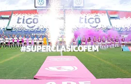 Las jugadores de Olimpia y Cerro Porteño en la previa del superclásico por el Campeonato Anual Femenino 2024 en el estadio Defensores del Chaco, en Asunción.
