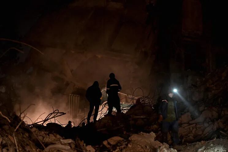 Rescatistas buscan entre los escombros de edificios colapsados en Kahramanmaras, Turquía, el lunes.