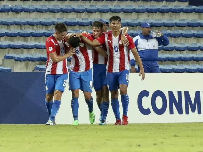Axel Balbuena (2-i), futbolista de la selección paraguaya, celebra con sus compañeros después de anotar contra Argentina, durante un partido por el Sudamericano Sub 17 en Guayaquil, Ecuador.