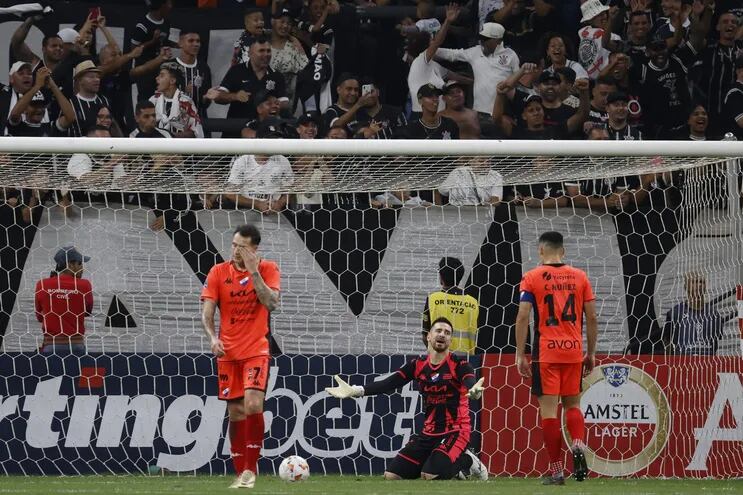 El arquero de Nacional, Antony Silva, abre los brazos buscando alguna explicación luego de un de los goles del Corinthians.