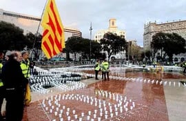 la-plaza-de-catalunya-de-barcelona-con-15-000-velas-colocadas-para-reivindicar-el-referendum-efe-195840000000-1063501.jpg