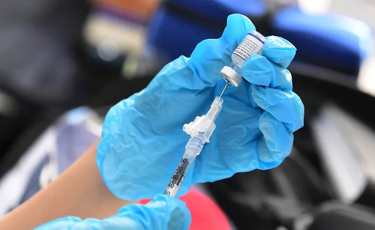 La disponibilidad de las vacunas anticovid contribuyeron a la reducción de casos graves de la enfermedad, sostienen científicos e investigadores.
