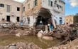 Una decena de mujeres, encorvadas sobre sus máquinas de coser, confeccionan con urgencia prendas de vestir y sudaderas destinadas a Derna, una ciudad del este de Libia que quedó devastada por unas mortíferas inundaciones hace dos semanas.