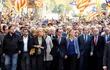 el-expresidente-catalan-2010-2016-artur-mas-al-frente-levantando-la-mano-durante-una-marcha-en-madrid-afp-204545000000-1550063.jpg