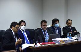 Cristian Turrini (barbijo blanco) junto a sus abogados en la audiencia preliminar ante la jueza Rosarito Montanía.