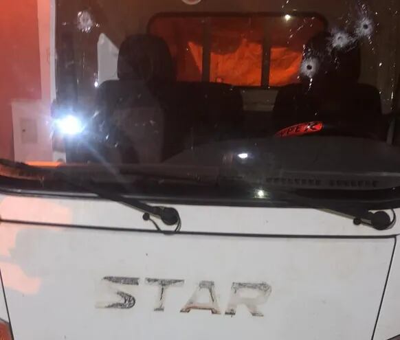 El camioncito abandonado por la gavilla de delincuentes fue impactado por las balas durante el intercambio de disparos.