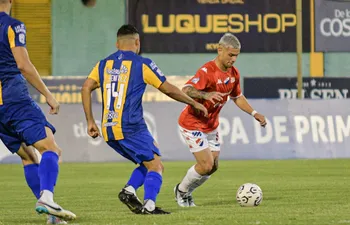 Facundo Velazco domina el balón ante la presencia de Fernando Benítez.