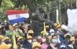 Los educadores rodean la estatua del mítico escritor nacional Augusto Roa Bastos en la Plaza Uruguaya.