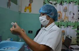 Las personas pueden acercarse a los centros vacunatorios, como el Hospital Regional de San Juan Bautista, Misiones, para aplicarse la vacuna anticovid.