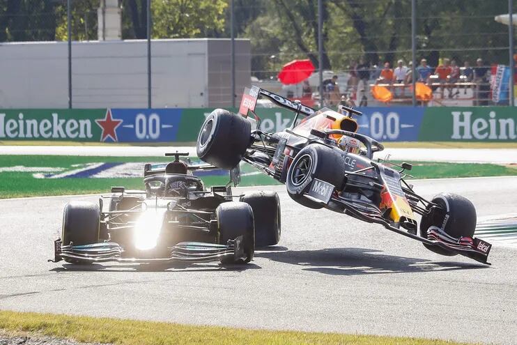 Verstappen y Hamilton abandonaron tras este incidente en Italia