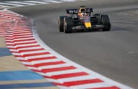 El Red Bull de  Max Verstappen durante las sesiones de entrenamiento en el circuito de Sakhir, sede del Gran Premio de Bahréin.