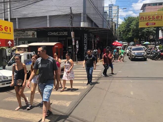 Los compradores cuando recorrían este sábado las calles del microcentro de Ciudad del Este.