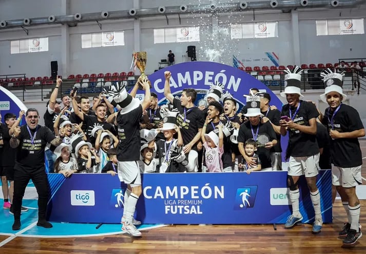 Vibración total del plantel, cuerpo técnico, dirigentes y fanáticos del Olimpia que celebran su segundo título en la Liga Premium. Los olimpistas también habían ganado el Clausura 2022.
