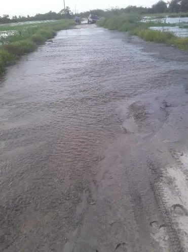 Caminos inundados en San Juan Bautista del Ñeembucú