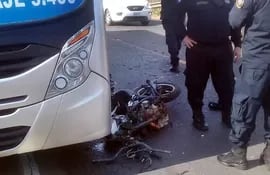 La motocicleta quedó prácticamente destrozada tras la  violentísima   colisión.