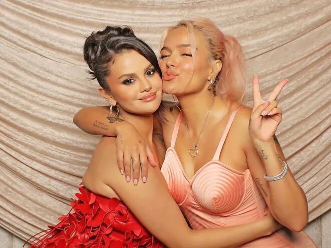 La cumpleañera Selena Gómez con su amiga Karol G.