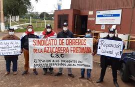 Obreros despedidos de forma injustificada exigen su reincorporación a la fábrica de la Azucarera Friedmann.