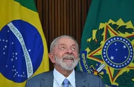 El presidente de Brasil, Luiz Inácio Lula da Silva, ríe durante una reunión con su gabinete de ministros este lunes, en el Palacio de Planalto en Brasilia (Brasil). Lula instó este lunes a "consolidar" la democracia, después de que el país corriera "serio riesgo" de sufrir "un golpe" de Estado perpetrado por su antecesor, el ultraderechista Jair Bolsonaro.