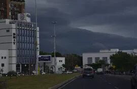 Nubes negras sobre la Costanera de Asunción.