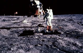 Fotografía de la NASA cedida por National Geographic donde aparece el astronauta Edwin Aldrin mientras realiza un experimento científico en la superficie de la luna.