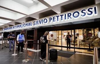 Aeropuerto internacional Silvio Pettirossi. Asatur rechaza posible cuarentena a personas que viajan a Estados Unidos.