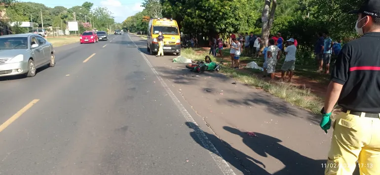 El trágico choque de una motocicleta con un tractocamión ocurrió esta tarde en el Kilómetro 61 de la ruta PY01, en la compañía Ñuatí de Yaguarón.