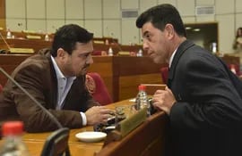 Los senadores Salyn Buzarquis y Víctor Ríos, ambos legisladores del PLRA que pugnarían por la presidencia de la República en 2023.