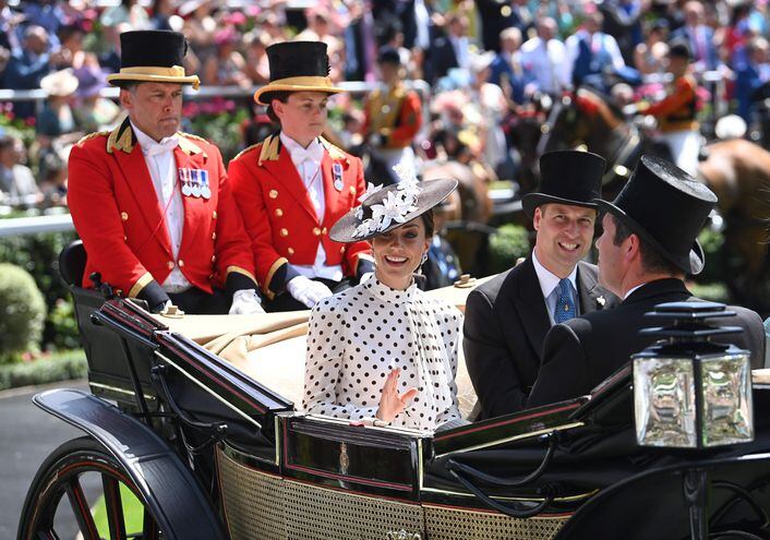 Los duques de Cambridge llegaron en una carroza tirada por caballos, tradición real de la carrera de Ascot.
