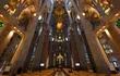 Vista interior de la Sagrada Familia, en Barcelona, España.