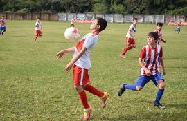 El proyecto "Fútbol en las escuelas - FIFA" pretende llegar a 100 instituciones educativas que desarrollan Jornada Escolar Extendida (JEE).