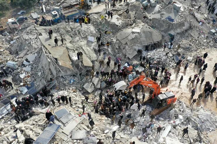 La devastación es total en algunas localidades de Siria, el segundo país afectado por el terremoto de magnitud 7,8 en la escala de Ritcher y que tiene un máximo de 10. (AFP)