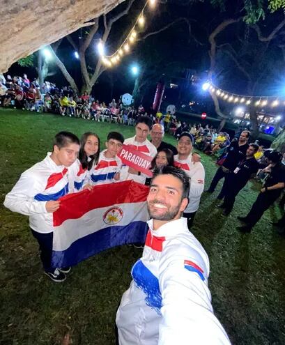 Una selfie de Francesco Marcantonio con la delegación paraguaya en la inauguración del Sudamericano de Squash que se disputa en Trujillo, Perú.