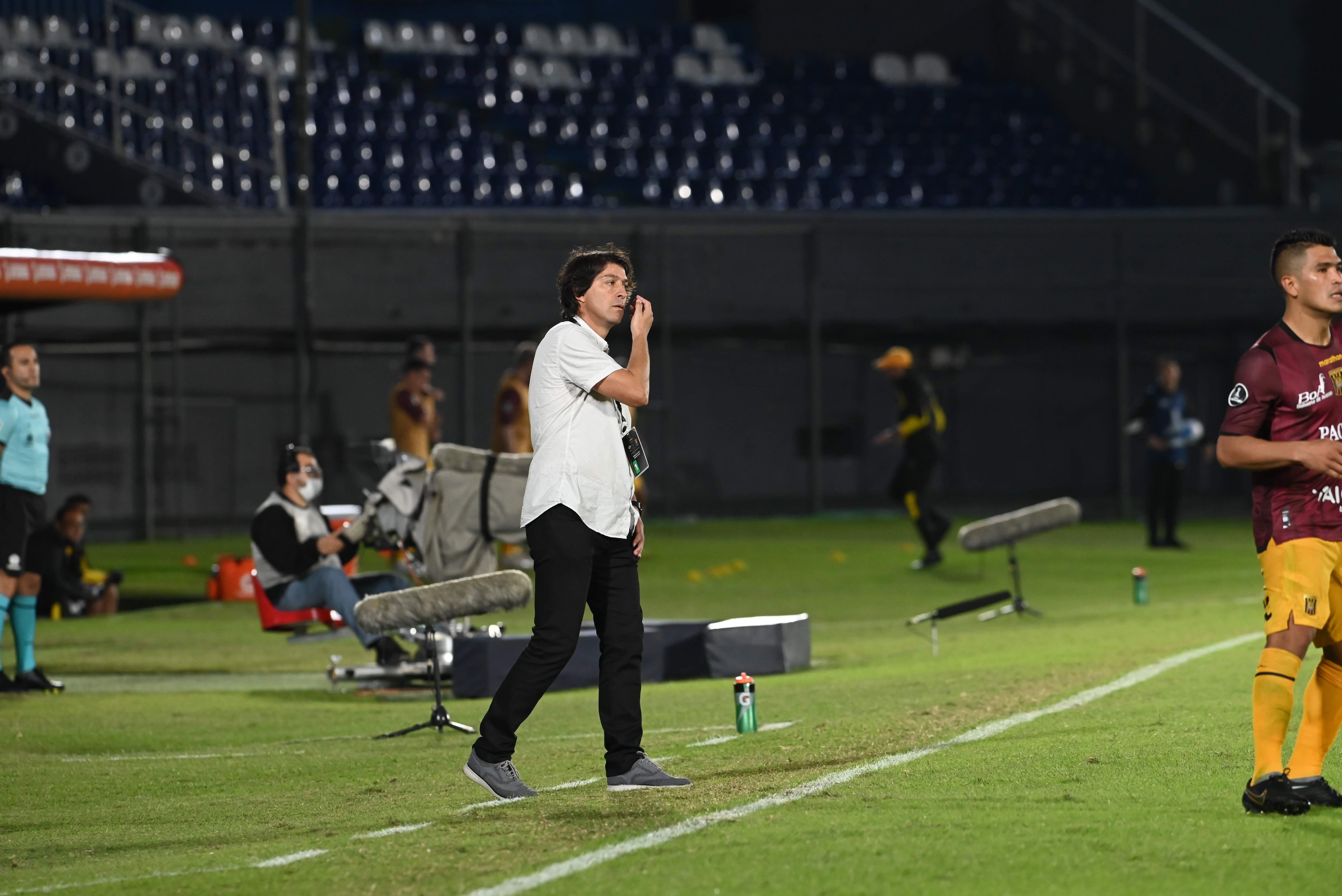 Daniel Garnero, técnico de Libertad, gesticula durante el partido que terminó con goleada de su equipo sobre The Strongest.