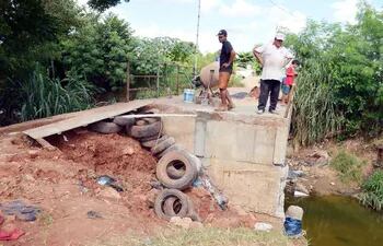 el-precario-puente-construido-por-la-comuna--192217000000-1693798.jpg