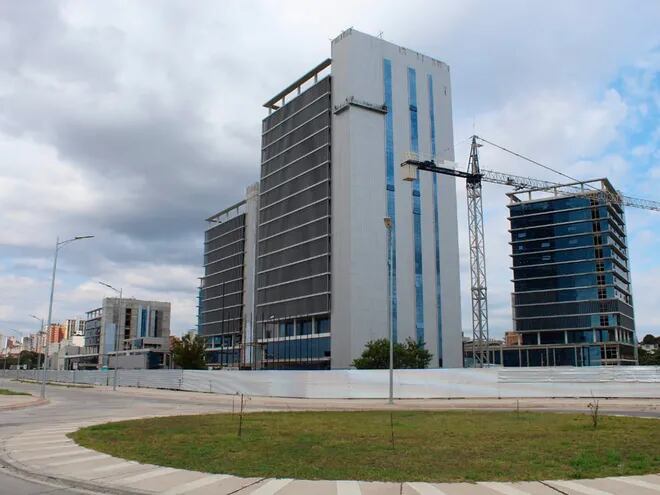 La construcción de las futuras oficinas del gobierno, en la zona del puerto de Asunción, está en etapa de culminación. No hay dinero para equiparlas y quieren usar lo que quedó pendiente de un préstamo para el metrobús.
