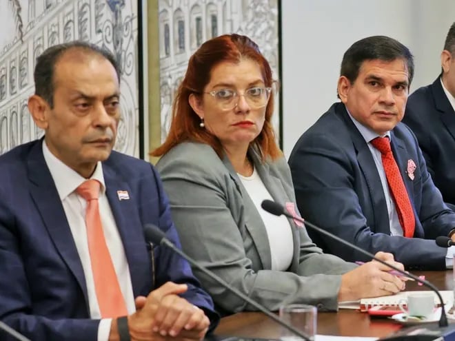 Los ministros Ángel Barchini (i), Cynthia Figueredo y Juan Carlos Baruja, todos egresados de la UNA.