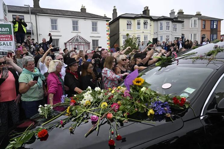 Una multitudinaria despedida tuvo la cantante Sinead O'Connor en su Irlanda natal, donde será enterrada en una ceremonia privada.