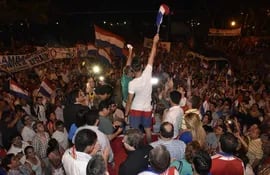 Fabrizio Gómez sostiene la bandera paraguaya ante la multitud que el 30 de marzo de 2017 se autoconvocó en la plaza Uruguaya para marchar contra la enmienda, hasta el Congreso Nacional.