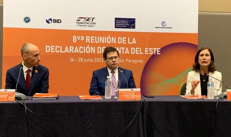 David Bradbury; el viceministro paraguayo de Tributación, Oscar Orue y Zayda Manatta, en la rueda de prensa este martes, en Paseo La Galería.