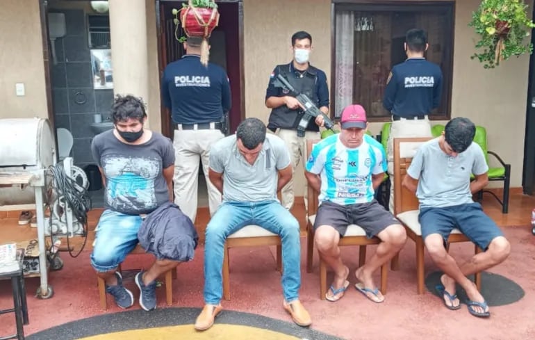 Policías de Investigaciones de Central custodian a los cuatro detenidos de ayer, en la serie de allanamientos que se hicieron en Luque.