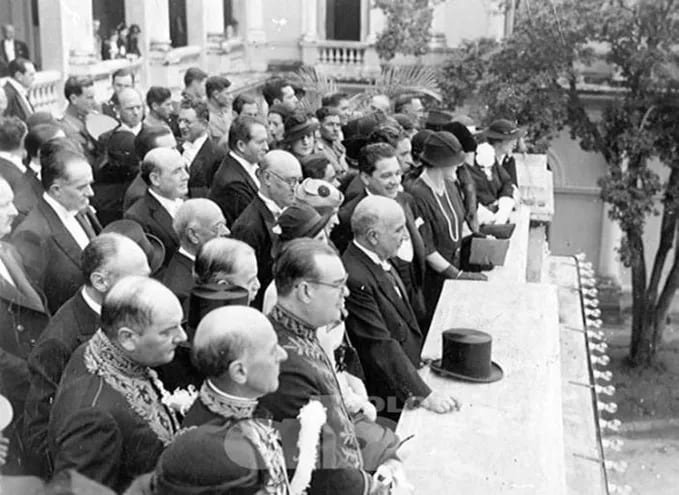 El presidente Eusebio Ayala y miembros de su gabinete saludan a la multitud desde el balcón del Palacio de López el 12 de junio de 1935, con motivo de la Paz del Chaco.