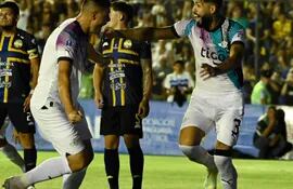El zaguero Alexander Barboza sale a festejar el tanto de apertura en el marcador, junto al goleador Óscar “Tacuara” Cardozo.