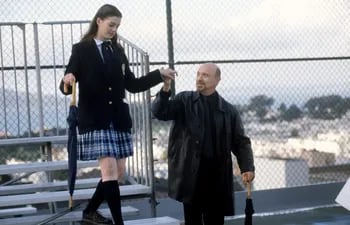 Héctor Elizondo junto a Anne Hathaway  en una escena de "El diario de la princesa", película que cumple 20 años de su estreno.