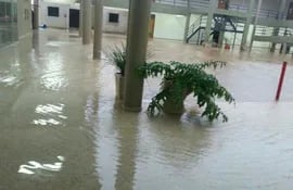 el-nuevo-edificio-de-la-universidad-nacional-de-caaguazu-bajo-agua-tras-las-lluvias-caidas-en-los-ultimos-dias--134257000000-1353392.jpg