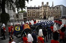 El féretro de la reina Isabel II llega a la abadía de Westminster, en Londres, este lunes.