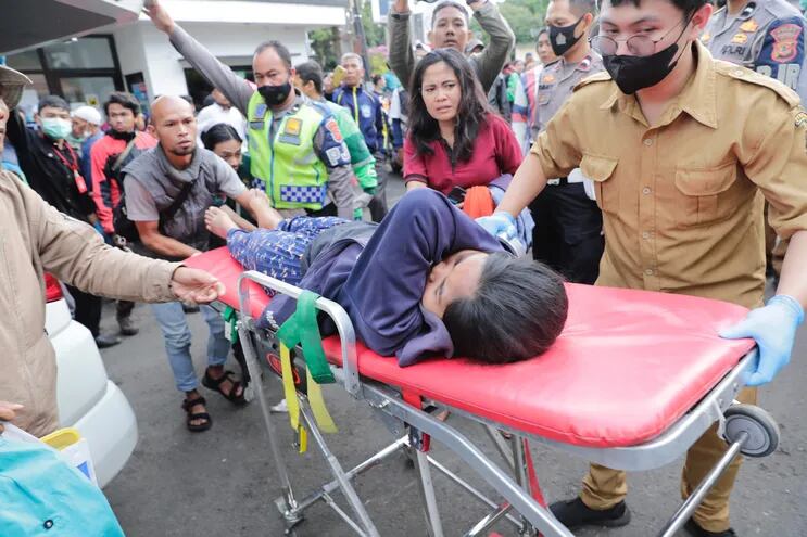 Rescatistas trasladan a una mujer víctima del terremoto de Cianjur (Indonesia).