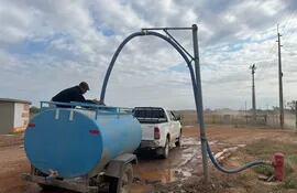 Particulares que retiran agua de la Essap para proveer a las familias
