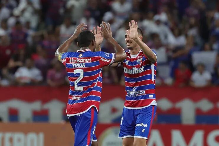 Thiago Galhardo (d) y Guilherme Tinga de Fortaleza celebran un gol, en un partido de la fase de grupos de la Copa Sudamericana entre Fortaleza y  Estudiantes Mérida en el Estadio Castelão, en Fortaleza (Brasil).