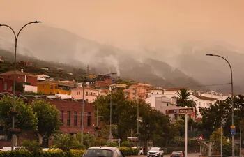 Unos 225 bomberos luchan contra el feroz incendio en las islas Tenerife, España, que hasta el momento ha destruido cerca de 5.000 hectáreas de tierra y ha provocado la evacuación y/o confinamiento de unas 7.600 personas de nueve centros de población.