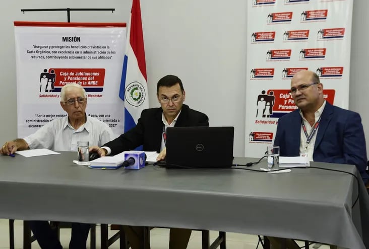 Conferencia de prensa de la Caja de Jubilaciones de la ANDE, para explicar los detalles del préstamo a Rubén Darío Comercial.